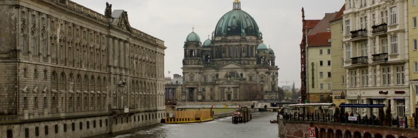 383758290-neuer-marstall-nikolaiviertel-berlin-cathedral-spree